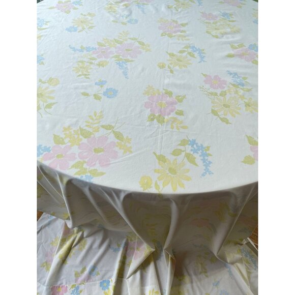 Vintage 1970s flat/top sheet, pink, blue, floral pastel, twin size bed - Picture 3 of 7